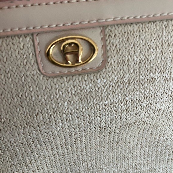 Etienne Aigner Vintage GUC light tan with a tight woven straw. - Picture 6 of 7